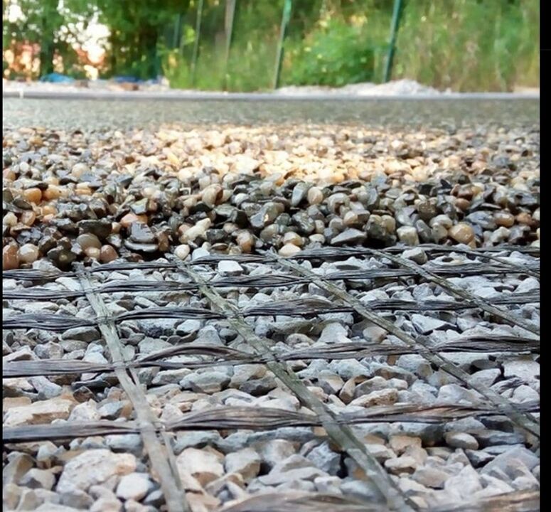 Gaas ter versteviging van het steentapijt
