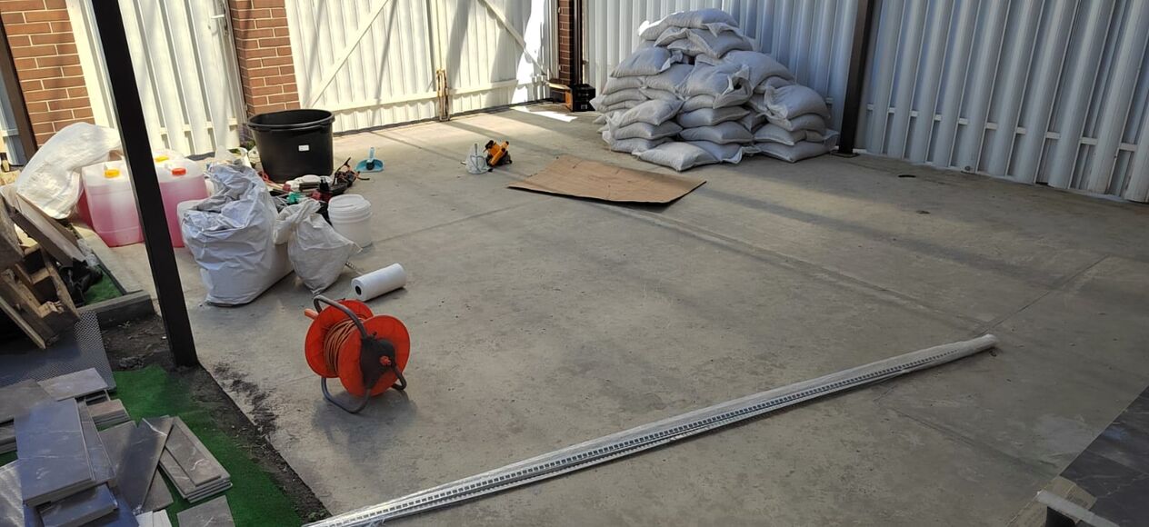 Voorbereiding van beton- of cementzanddekvloer voor een steentapijt